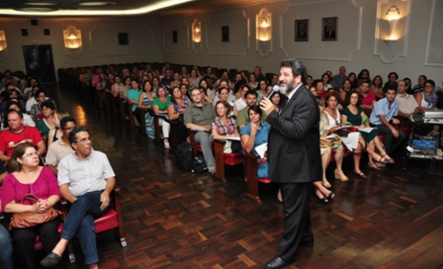 Professores das escolas da rede estadual de ensino de Curitiba acompanharam a palestra com o tema “Educação Hoje: Vantagens e Desvantagens”