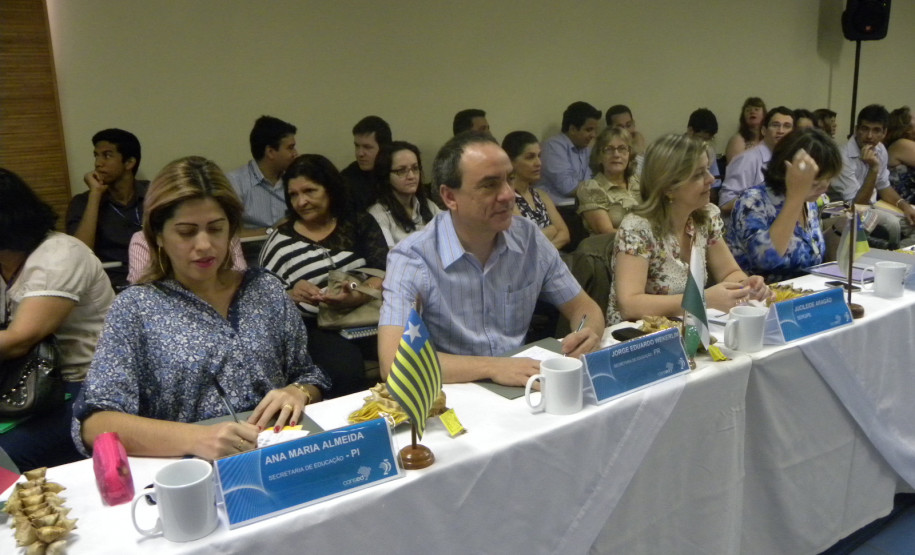 Durante reunião do Consed, em Cuiabá, o Paraná faz adesão ao Programa de Capacitação a Distância para Gestores Escolares.