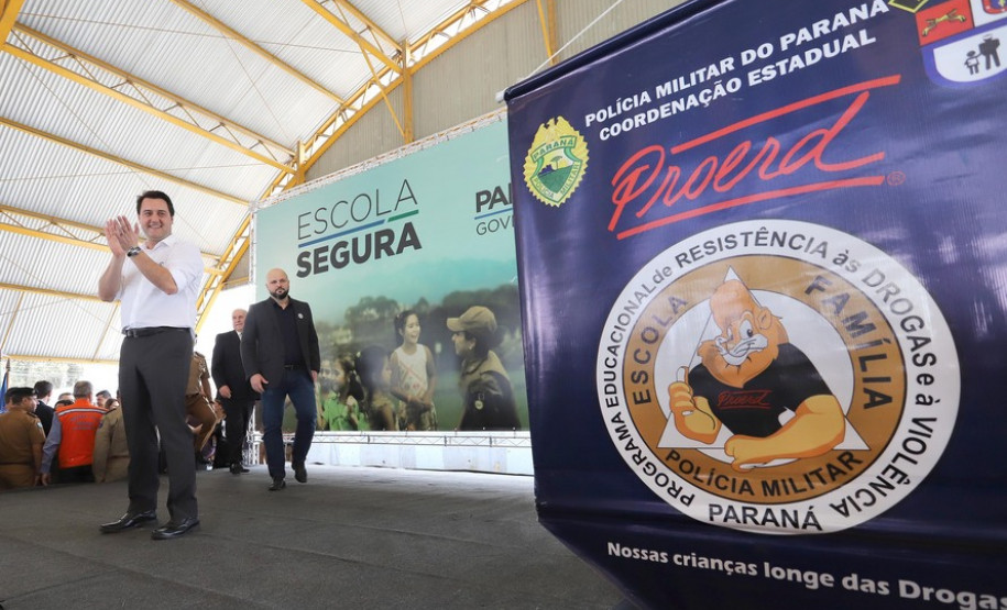 GOVERNADOR LANÇA PROGRAMA ESCOLA SEGURA EM 9 MUNICÍPIOS DA REGIÃO METROPOLITANA DE CURITIBA. O governador Carlos Massa Ratinho Junior lança nesta quarta-feira (11) o programa Escola Segura na Região Metropolitana de Curitiba. Serão beneficiadas 40 escolas da região de nove municípios. Presentes: prefeito em exercício de São José dos Pinhais, Tiago Buhrer; secretários: de Educação, Renato Feder; de segurança pública, cel. Romulo Soares; comandante da PMPR, cel. Péricles de Matos; entre outros.Curitiba, 11-09-19.Foto: Arnaldo Alves / AEN.