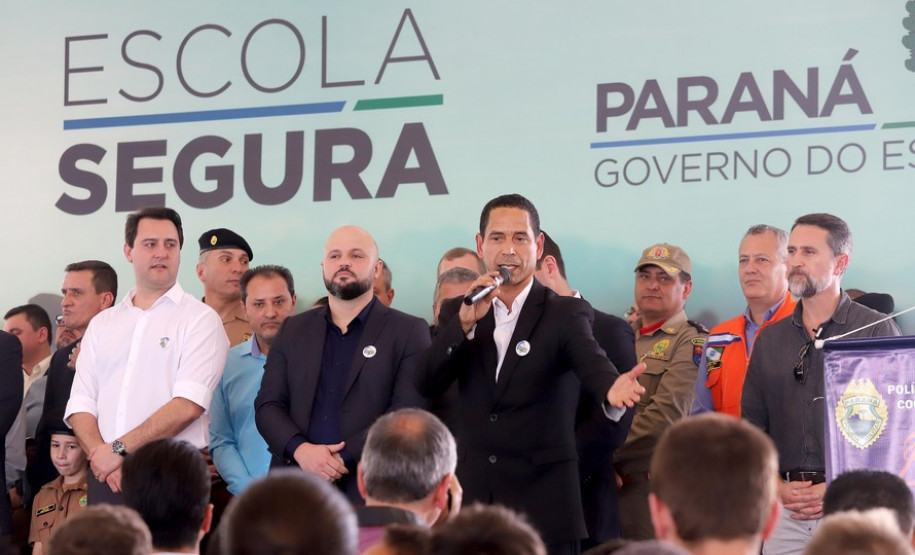 GOVERNADOR LANÇA PROGRAMA ESCOLA SEGURA EM 9 MUNICÍPIOS DA REGIÃO METROPOLITANA DE CURITIBA. O governador Carlos Massa Ratinho Junior lança nesta quarta-feira (11) o programa Escola Segura na Região Metropolitana de Curitiba. Serão beneficiadas 40 escolas da região de nove municípios. Presentes: prefeito em exercício de São José dos Pinhais, Tiago Buhrer; secretários: de Educação, Renato Feder; de segurança pública, cel. Romulo Soares; comandante da PMPR, cel. Péricles de Matos; entre outros. N/F: segurança pública, cel. Romulo Soares.Curitiba, 11-09-19.Foto: Arnaldo Alves / AEN.