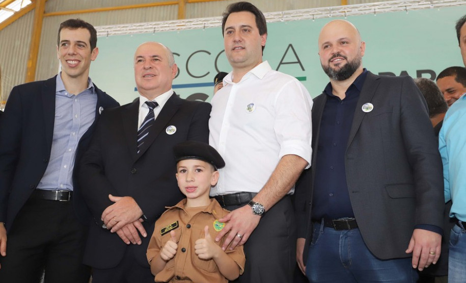 GOVERNADOR LANÇA PROGRAMA ESCOLA SEGURA EM 9 MUNICÍPIOS DA REGIÃO METROPOLITANA DE CURITIBA. O governador Carlos Massa Ratinho Junior lança nesta quarta-feira (11) o programa Escola Segura na Região Metropolitana de Curitiba. Serão beneficiadas 40 escolas da região de nove municípios. Presentes: prefeito em exercício de São José dos Pinhais, Tiago Buhrer; secretários: de Educação, Renato Feder; de segurança pública, cel. Romulo Soares; comandante da PMPR, cel. Péricles de Matos; entre outros.Curitiba, 11-09-19.Foto: Arnaldo Alves / AEN.