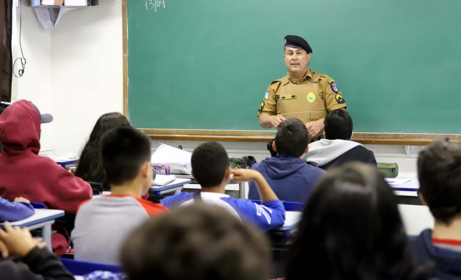 Escola Segura - Colégio Estadual Arnaldo Busato - cabo Oliveira, policial voluntário.Pinhais, 13-09-19.Foto: Arnaldo Alves / AEN.