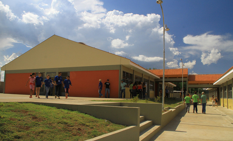 O vice-governador e secretário da Educação inaugurou o Colégio Estadual Izaías Rafael da Silva, no Assentamento Libertação Camponesa, e a Escola Estadual Indígena Cacique Nur Fê. Os investimentos foram de R$ 2,7 milhões.