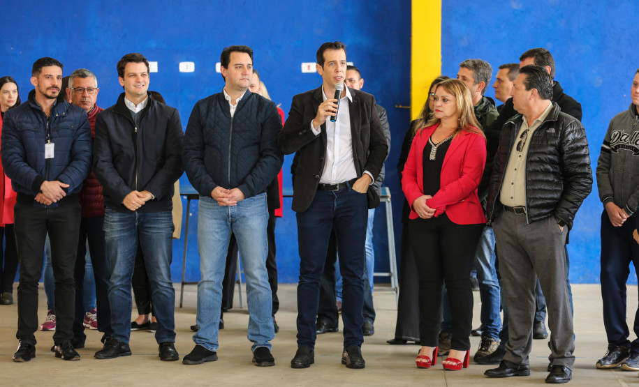 O governador Carlos Massa Ratinho Junior participa nesta segunda-feira (23) do plantio de árvores no Colégio Estadual Professora Maria Gai Grendel, no bairro Caximba, em Curitiba. O evento marcará o início do programa Paraná mais Verde, que vai incentivar o plantio de mudas de árvores nativas em todo o Estado.   23/09/2019 - Foto: Geraldo Bubniak/AEN