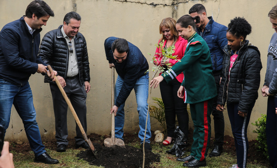 O governador Carlos Massa Ratinho Junior participa nesta segunda-feira (23) do plantio de árvores no Colégio Estadual Professora Maria Gai Grendel, no bairro Caximba, em Curitiba. O evento marcará o início do programa Paraná mais Verde, que vai incentivar o plantio de mudas de árvores nativas em todo o Estado.   23/09/2019 - Foto: Geraldo Bubniak/AEN