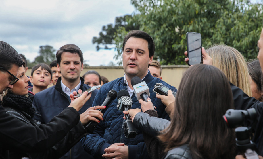 O governador Carlos Massa Ratinho Junior participa nesta segunda-feira (23) do plantio de árvores no Colégio Estadual Professora Maria Gai Grendel, no bairro Caximba, em Curitiba. O evento marcará o início do programa Paraná mais Verde, que vai incentivar o plantio de mudas de árvores nativas em todo o Estado.   23/09/2019 - Foto: Geraldo Bubniak/AEN