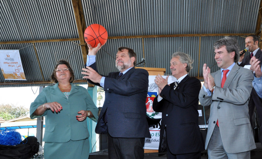 Governador em exercício, Flávio Arns, participa no Colégio Estadual Francisco Zardo, em Curitiba, da retomada das atividades esportivas em contraturno em 208 escolas da rede pública de ensino.