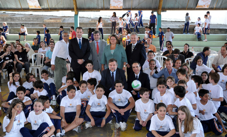 Governador em exercício, Flávio Arns, participa no Colégio Estadual Francisco Zardo, em Curitiba, da retomada das atividades esportivas em contraturno em 208 escolas da rede pública de ensino.