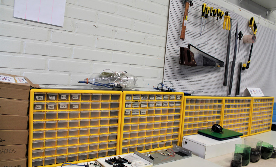 Espaço maker no Colégio Estadual Milton Carneiro.