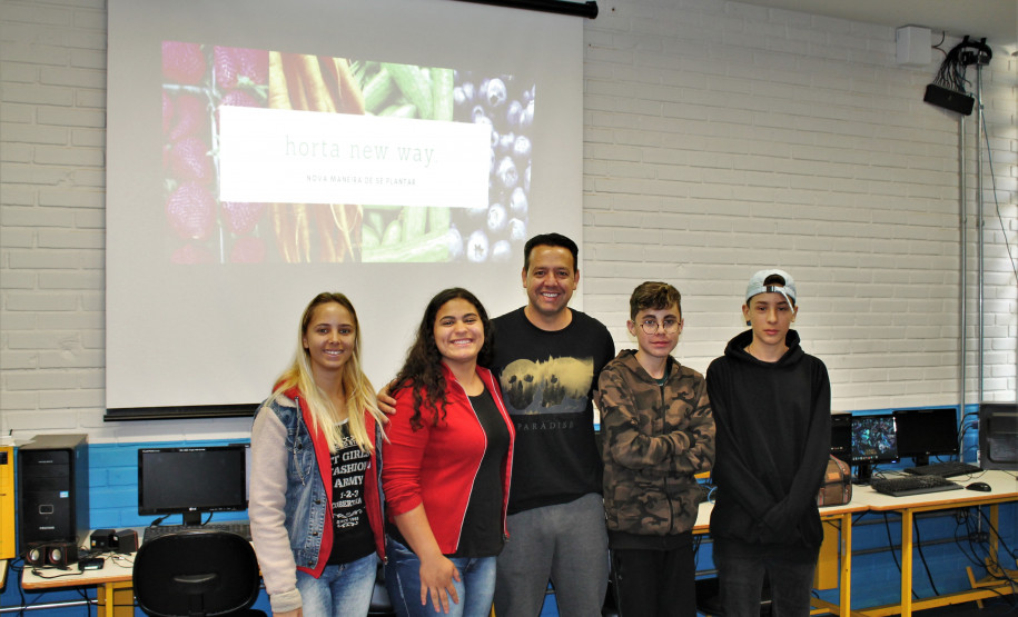 Alunos e diretor do Colégio Estadual Milton Carneiro.