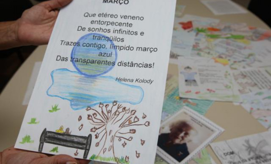 SEED promove exposição de livros e pertences pessoais de Helena Kolody. Evento homenageia o centenário de nascimento da poetisa.