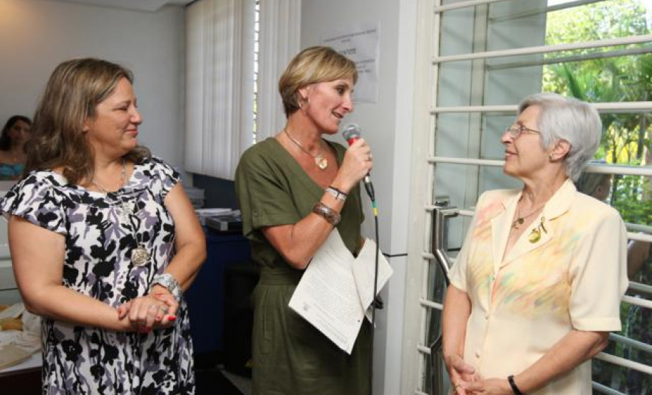 SEED promove exposição de livros e pertences pessoais de Helena Kolody. Evento homenageia o centenário de nascimento da poetisa.