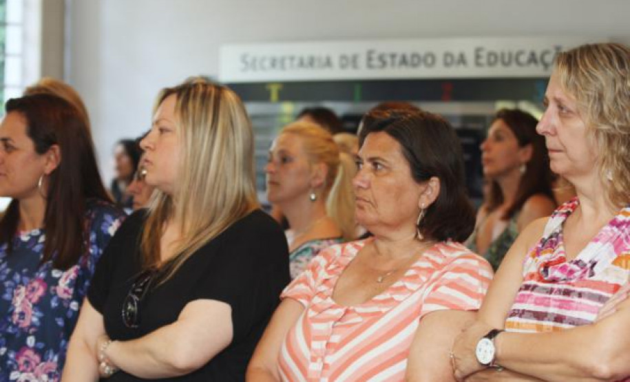 SEED promove exposição de livros e pertences pessoais de Helena Kolody. Evento homenageia o centenário de nascimento da poetisa.