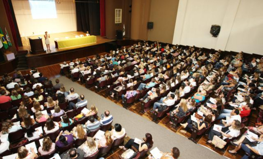 Coordenadores da equipe de educação básica e técnicos disciplinares dos NREs se reúnem em Curitiba para organização de oficinas.