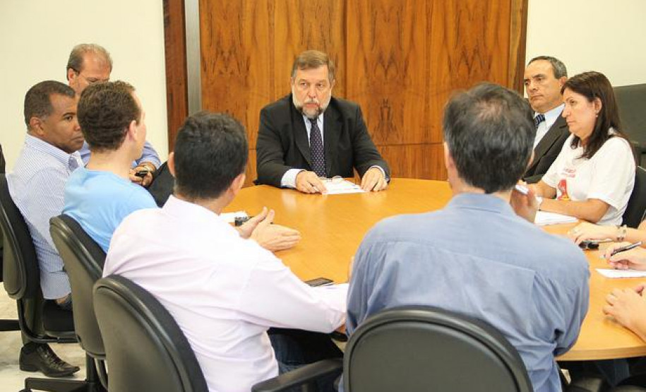 O vice-governador e Secretário da Educação, Flávio Arns, recebeu nesta quinta-feira (15), em seu gabinete, no Palácio Iguaçu, representantes da APP-Sindicato.