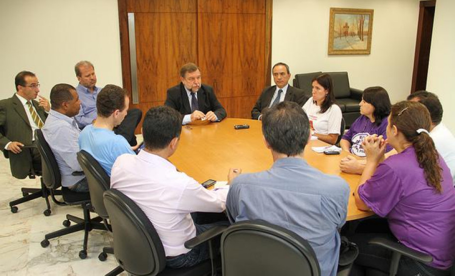 O vice-governador e Secretário da Educação, Flávio Arns, recebeu nesta quinta-feira (15), em seu gabinete, no Palácio Iguaçu, representantes da APP-Sindicato.