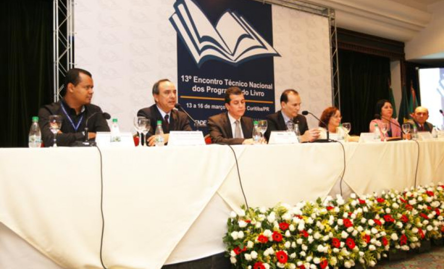 Gestores e técnicos avaliam os programas nacionais que destinam livros para alunos e professores.