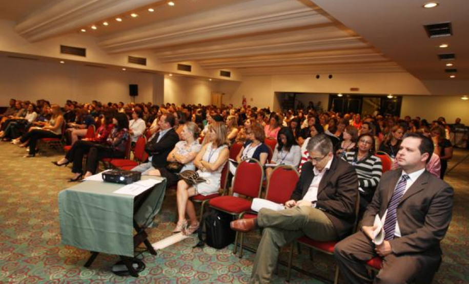 Gestores e técnicos avaliam os programas nacionais que destinam livros para alunos e professores.