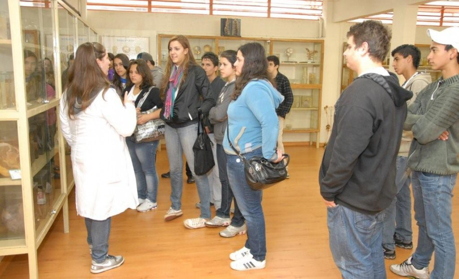 Além de conhecerem as instalações da instituição, os alunos participaram de palestra que abordou escolha profissional.
