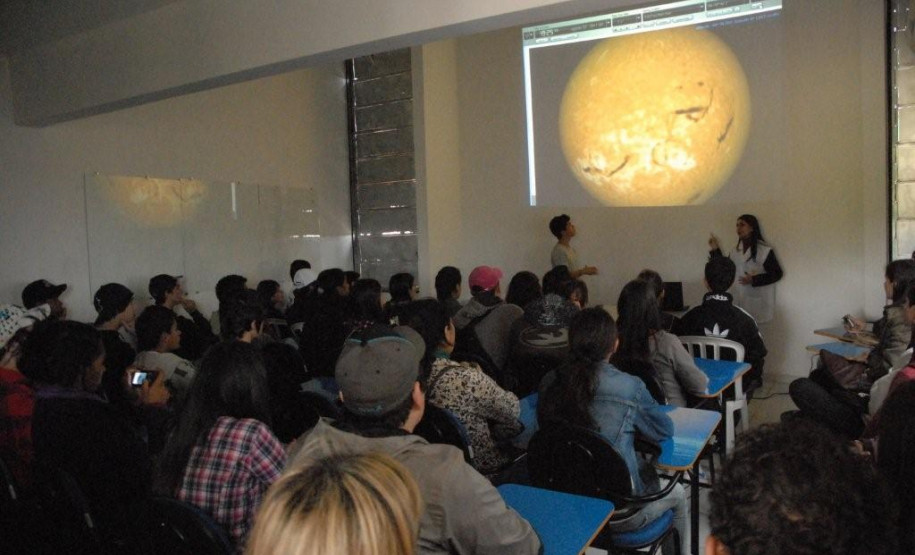 Além de conhecerem as instalações da instituição, os alunos participaram de palestra que abordou escolha profissional.