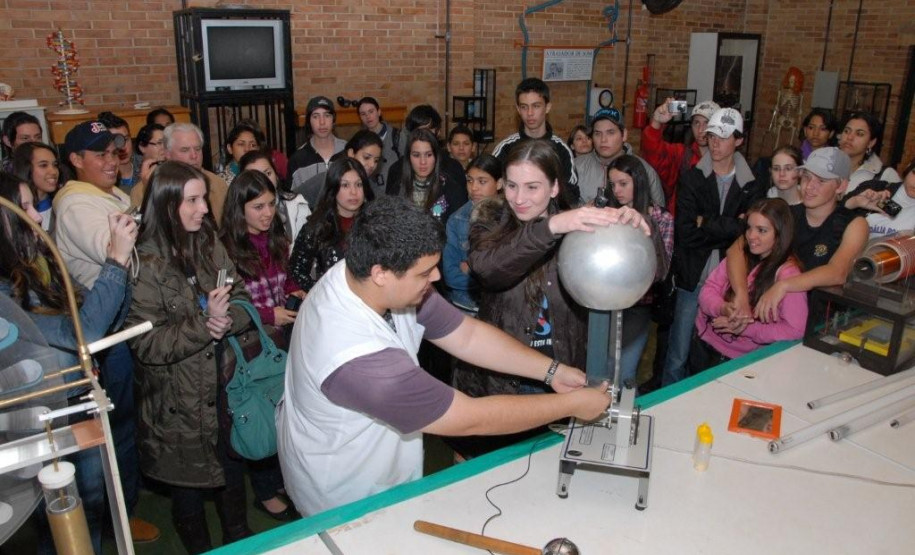 Além de conhecerem as instalações da instituição, os alunos participaram de palestra que abordou escolha profissional.