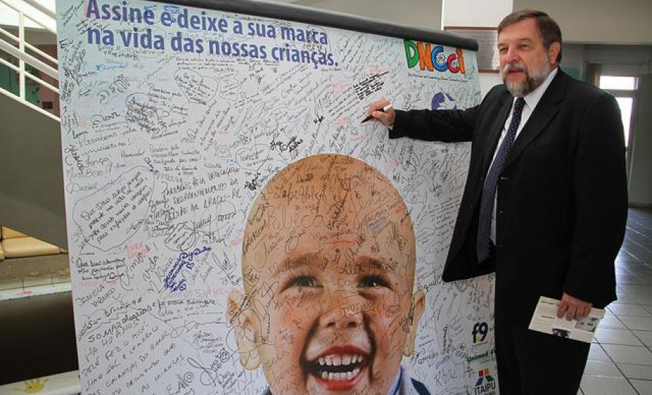Crianças e jovens atendidos pela APACN em Curitiba recebem aulas de professores das secretarias municipal e estadual da Educação.