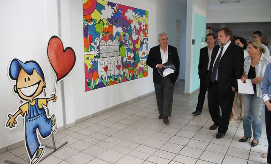 Crianças e jovens atendidos pela APACN em Curitiba recebem aulas de professores das secretarias municipal e estadual da Educação.