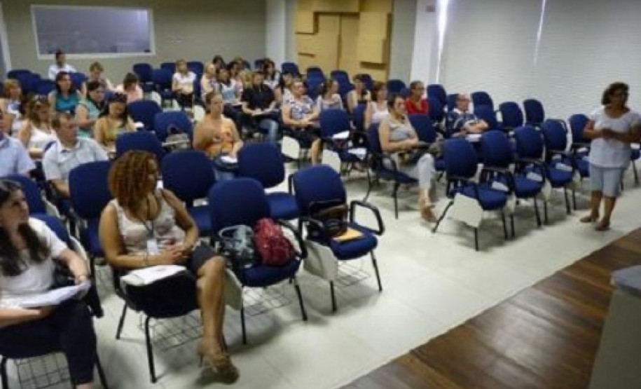 No início deste mês, o NRE também promoveu uma reunião técnica com representantes das secretarias municipais de Educação de 15 municípios da área de abrangência da Regional para repasse de orientações referentes ao funcionamento da Sala de Recursos Multifuncional.
