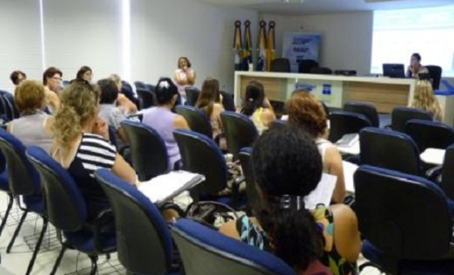 O setor de Educação Especial do Núcleo Regional de Educação (NRE) de Toledo realizou, nesta quarta-feira (21), no auditório do Senac, em Toledo, um encontro com cerca de 30 professores que atuam em salas de Recurso Multifuncional para repasse de orientações pedagógicas e referentes à Avaliação Psicoeducacional no Contexto Escolar, procedimento realizado pelos pedagogos e professores da sala de recursos que identifica alunos com dificuldades de aprendizagem e necessidade de atendimento especial.