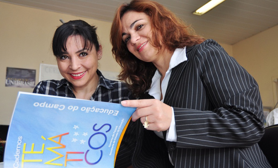 A chefe do Departamento da Diversidade, Luciane Vanessa Fagundes (direita), representou a SEED no lançamento do Pronocampo, e destacou as melhorias na infraestrutura das escolas. “É um programa muito interessante, especialmente na questão da construção de novas escolas, de melhorias no transporte escolar, compra de lanchas e bicicletas. E ele também contribui bastante para a construção pedagógica das escolas do campo, para a identidade dessas escolas do campo”, opina.