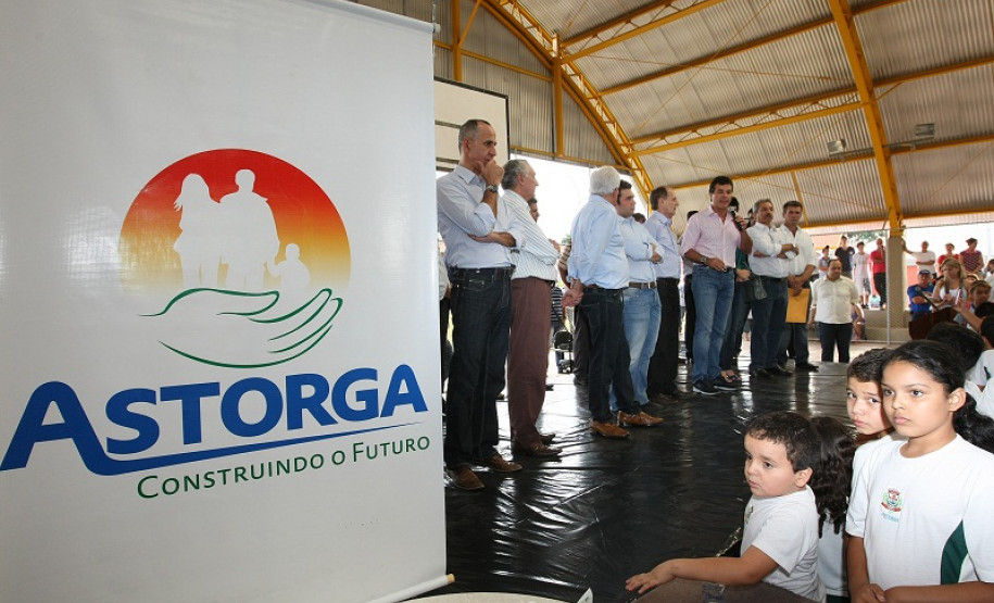 Richa também anunciou a liberação de R$ 150 mil para recape asfáltico no município e de R$ 358 mil implantação de um Centro de Referência da Ação Social (Cras). Além disso, entregou a Biblioteca Cidadã, que custou R$ 326 mil e vai atender cerca de 25 mil moradores de Astorga. O governo estadual também investiu R$ 400 mil em reformas na unidade primária de Saúde do distrito de Santa Zélia.