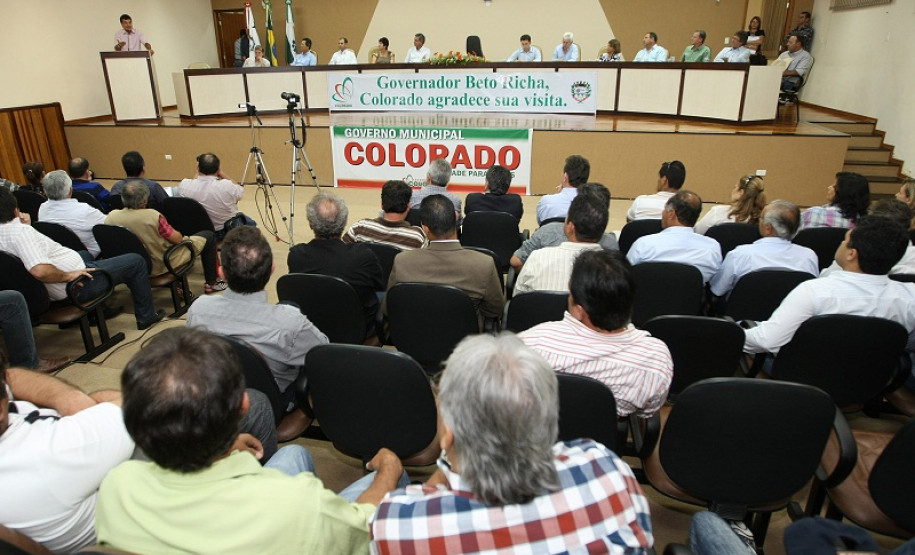 O governador também autorizou nesta sexta-feira (23), em Colorado, a abertura de licitação para a construção do Centro Estadual de Educação Profissional (CEEPs), com recursos do programa Brasil Profissionalizado, do governo federal. A unidade, que receberá investimento de R$ 8,5 milhões, vai atender, 1,5 mil alunos.