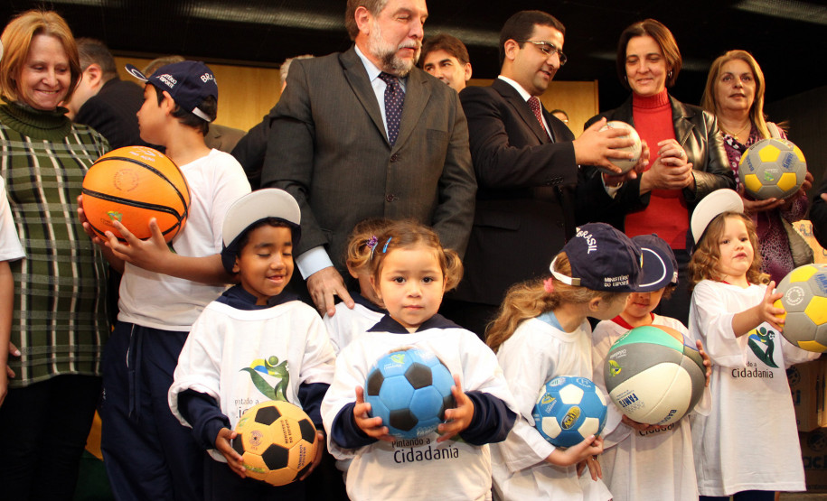 Projeto Pintando a Cidadania, que visa a promover profissionalização e inclusão social dos presos, envolverá 103 egressos do sistema penitenciário que produzirão 61 mil itens de material esportivo numa unidade em São José dos Pinhais.