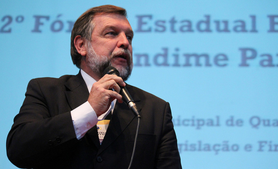 Evento ocorre até quarta-feira, em Curitiba, e discute educação municipal de qualidade, direito, legislação e financiamento.