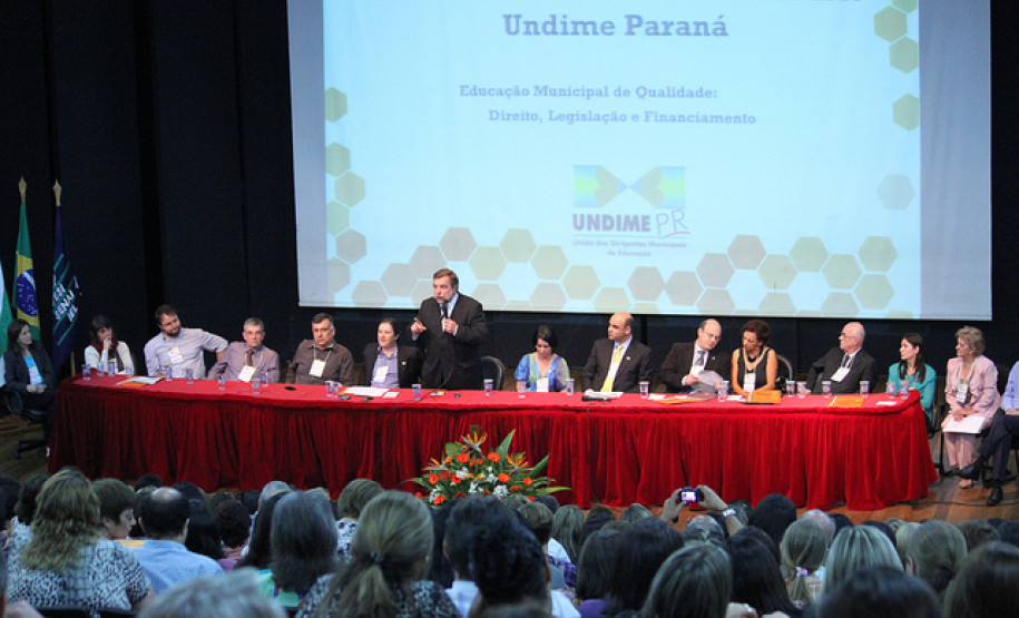 Evento ocorre até quarta-feira, em Curitiba, e discute educação municipal de qualidade, direito, legislação e financiamento.