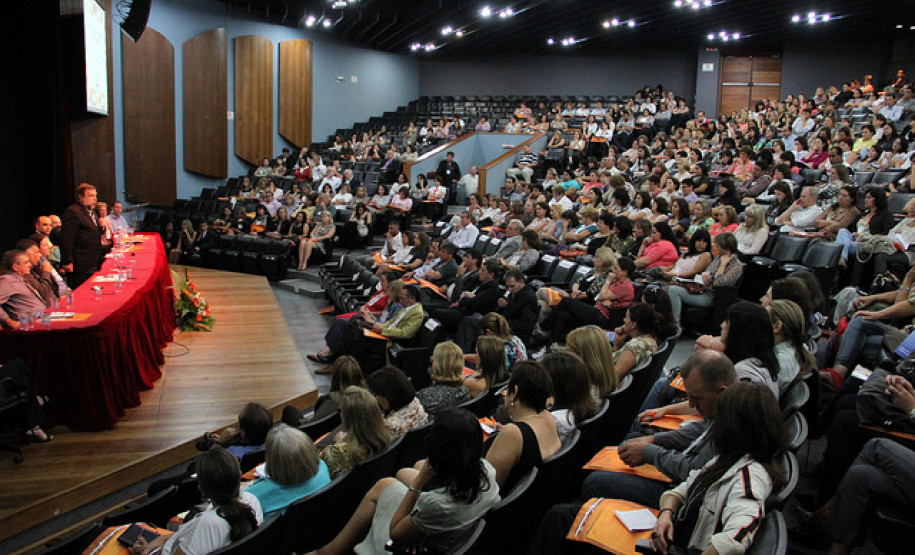 Evento ocorre até quarta-feira, em Curitiba, e discute educação municipal de qualidade, direito, legislação e financiamento.