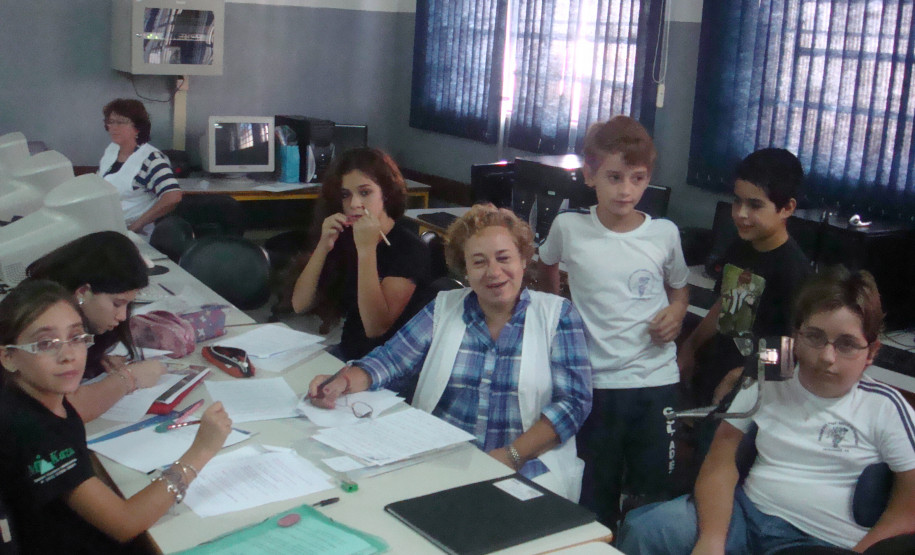 Professores da rede estadual de ensino exploram potencialidades da mídia por meio de rádios escolares. O objetivo é promover a integração e a cidadania.