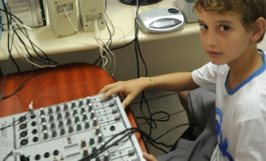 Professores da rede estadual de ensino exploram potencialidades da mídia por meio de rádios escolares. O objetivo é promover a integração e a cidadania.