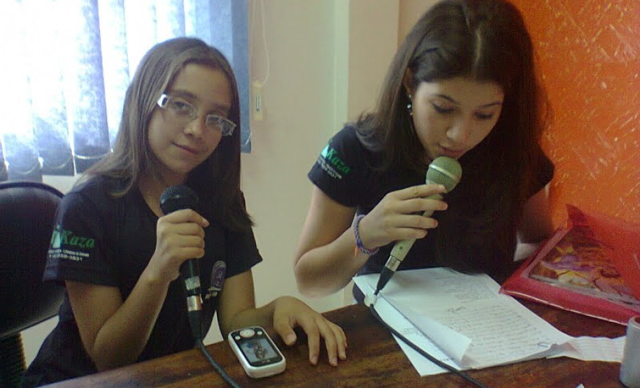 Professores da rede estadual de ensino exploram potencialidades da mídia por meio de rádios escolares. O objetivo é promover a integração e a cidadania.