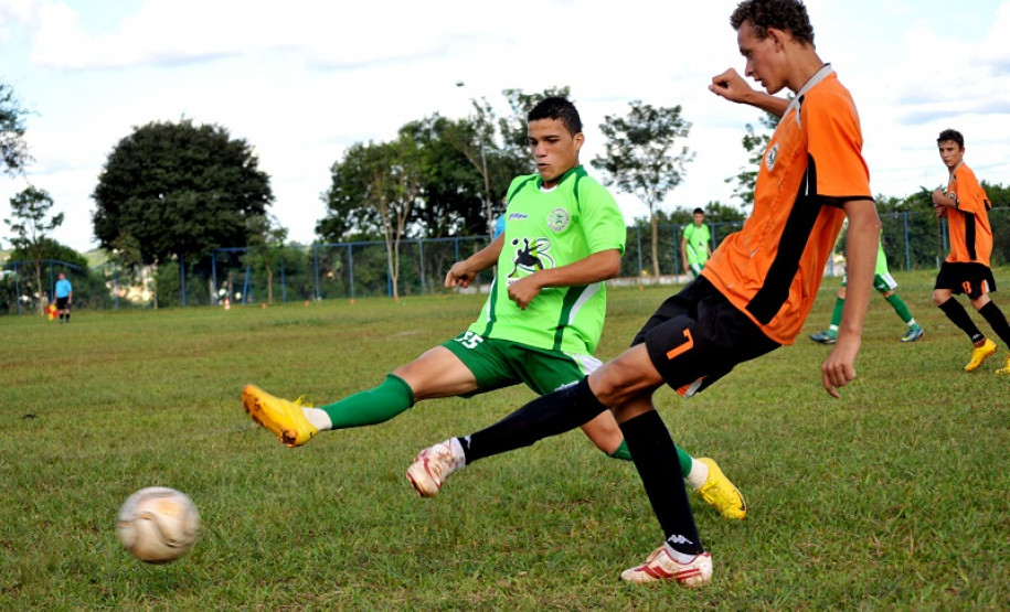 Governo do Paraná reativa projeto Bom de Bola Depois de uma década inativo, o antigo Projeto Piá Bom de Bola será reativado este ano, com o nome de Jogos Escolares Bom de Bola. A iniciativa consistirá numa grande competição estadual de futebol – modalidade que será retirada dos Jogos Escolares do Paraná.