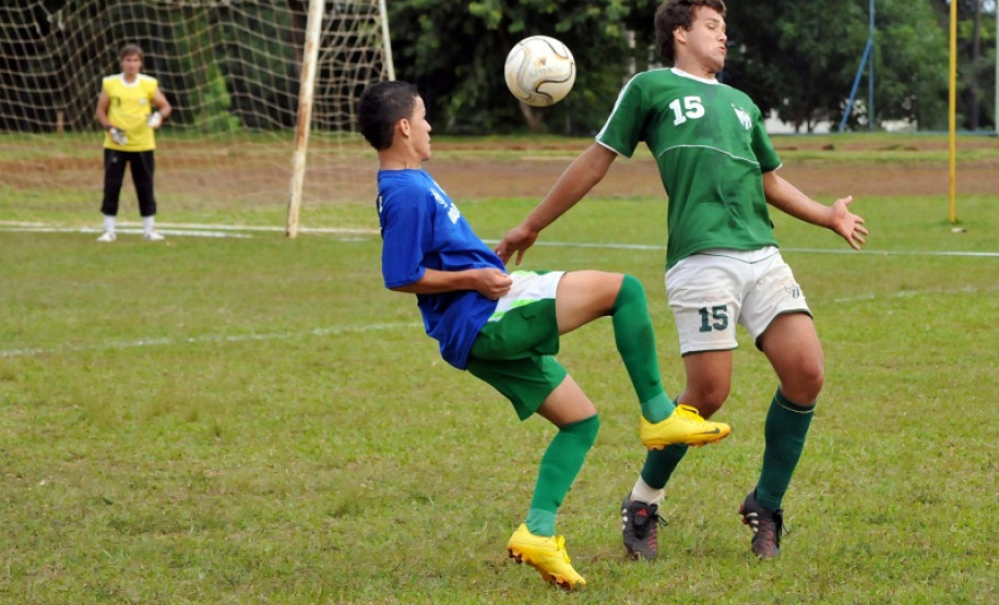 Governo do Paraná reativa projeto Bom de Bola A competição será realizada nos mesmos moldes dos Jogos Escolares, a partir de agosto, nos naipes feminino e masculino e nas categorias A (15 a 17 anos) e B (12 a 14 anos). Serão quatro fases: a municipal, organizada pelos municípios; a regional, organizada pelos 32 núcleos de educação; a macrorregional e a final.