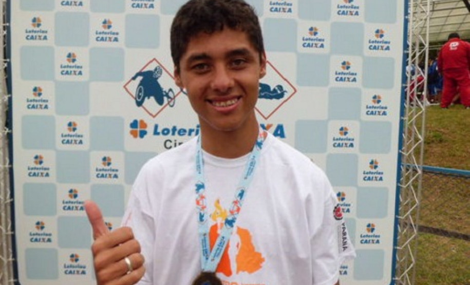 paratleta do Colégio Estadual do Paraná (CEP), Bruno Minely Nunes Zacarias, 17 anos, do 1º ano do Ensino Médio, participou, no último dia 17, do Circuito Loterias da Caixa - Etapa Regional Rio-Sul, na modalidade atletismo. O estudante obteve medalha de ouro na prova de 400 metros rasos
