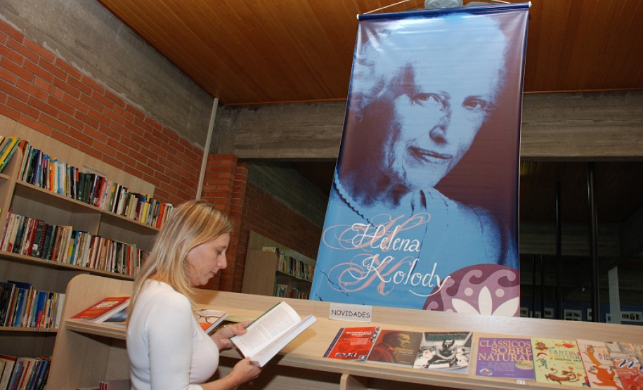 A Diretoria de Tecnologia Educacional (Ditec) da Secretaria de Estado da Educação do Paraná (SEED) recebeu, nesta terça-feira (27), a exposição itinerante de livros e pertences pessoais da poetisa paranaense Helena Kolody, acervo concedido pelo Museu Paranaense.