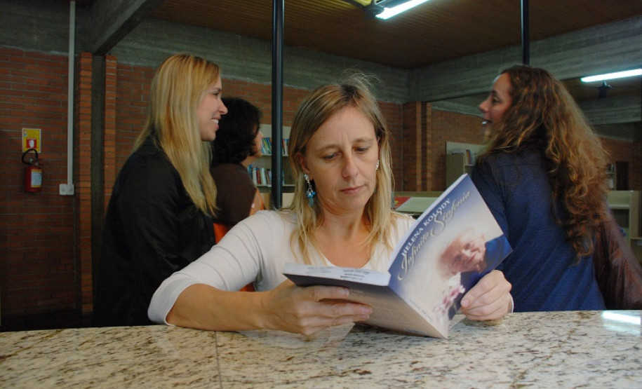 Biografia - Nascida em Cruz Machado (PR), Helena Kolody era filha de imigrantes ucranianos.