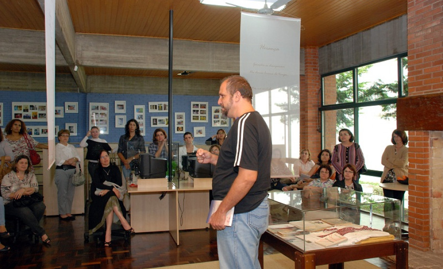 Foi professora do Instituto de Educação do Paraná por 23 anos.