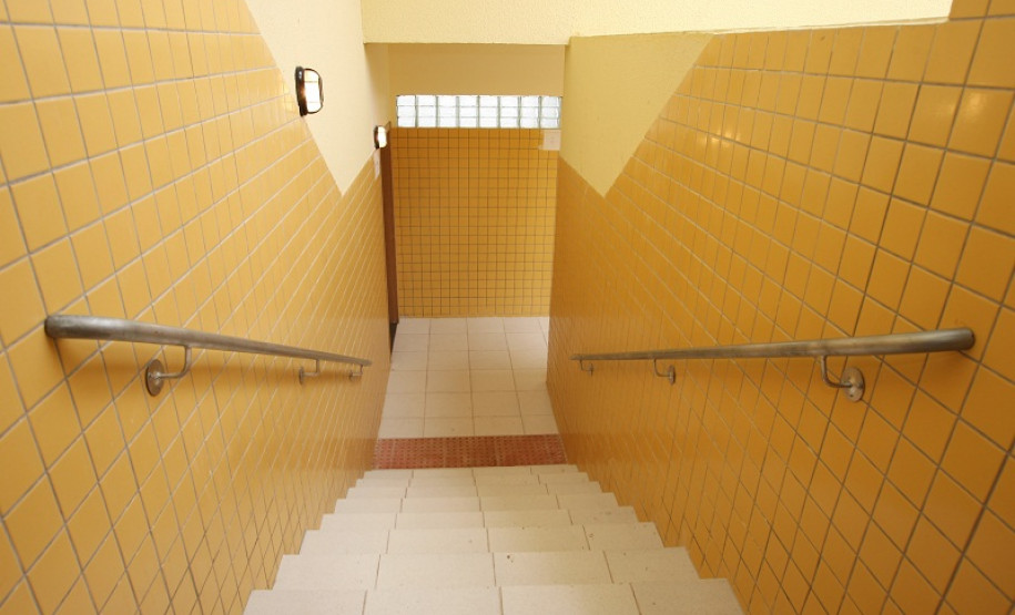 O Programa de Eficiência Energética (PEE) efetivado entre a Secretaria de Estado da Educação (SEED) e Companhia Paranaense de Energia (Copel) vai possibilitar que as escolas da rede estadual de ensino economizem energia elétrica. Estimativa é que a economia gire em torno de R$ 930 mil ao ano. (CE Beatriz Faria Ansay)