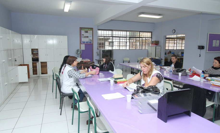 Pelo Programa de Eficiência Energética, a Copel desenvolve ações que tenham por objetivo a conservação e o combate ao desperdício de energia elétrica. O vice-governador e secretário da Educação, Flávio Arns ressalta a importância da iniciativa. "A parceria com a Copel é fundamental para recuperamos a rede elétrica das escolas e também acabar com o desperdício de energia”, disse Arns. (CE Pedro Macedo)