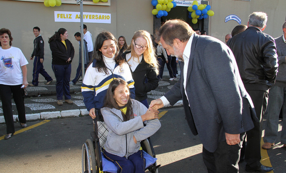 O vice-governador e secretário da Educação, Flávio Arns, participou nesta quarta-feira(28) das festividades alusivas ao centenário do Colégio Estadual Senador Correia, no município de Ponta Grossa. Milhares de alunos estudaram nesta instituição de ensino, que é referência histórica na cidade.