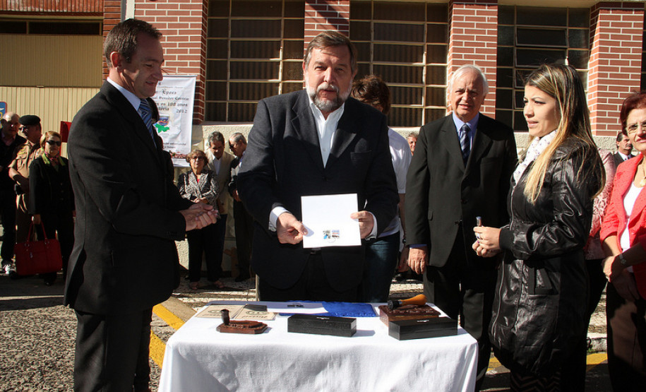 O Colégio Estadual Senador Correia foi uma das 17 escolas que receberam o Projeto Piloto de Descentralização de Recursos da Secretaria de Estado da Educação (SEED) em 2011.