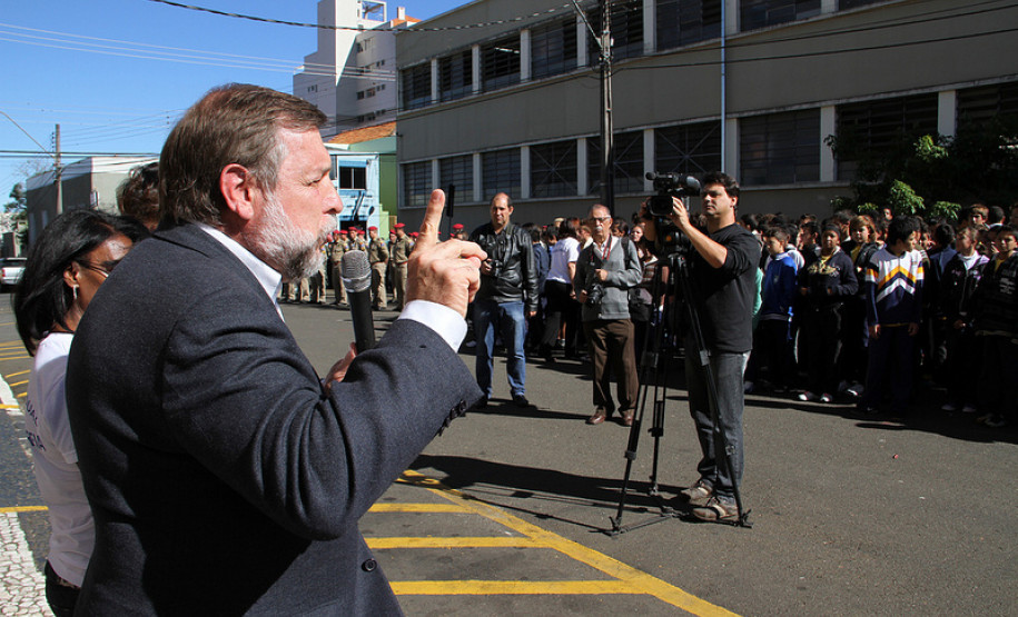 Após a cerimônia de aniversário no Colégio Senador Correia, Arns visitou o Colégio Estadual Regente Feijó, Colégio Estadual Eugênio Malanski, Instituto de Educação,Colégio Estadual Ana Divanir Borato, Colégio Estadual Frei Doroteu e o Centro Pontagrossense de Reabilitação Auditiva e de Fala Geny Ribas (CEPRAF).